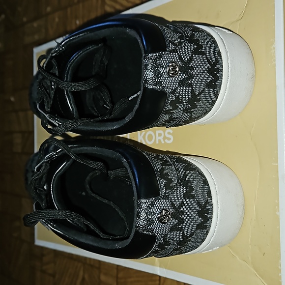 Michael Kors Juno Stripe Lace Up Sneakers - Picture 4 of 8